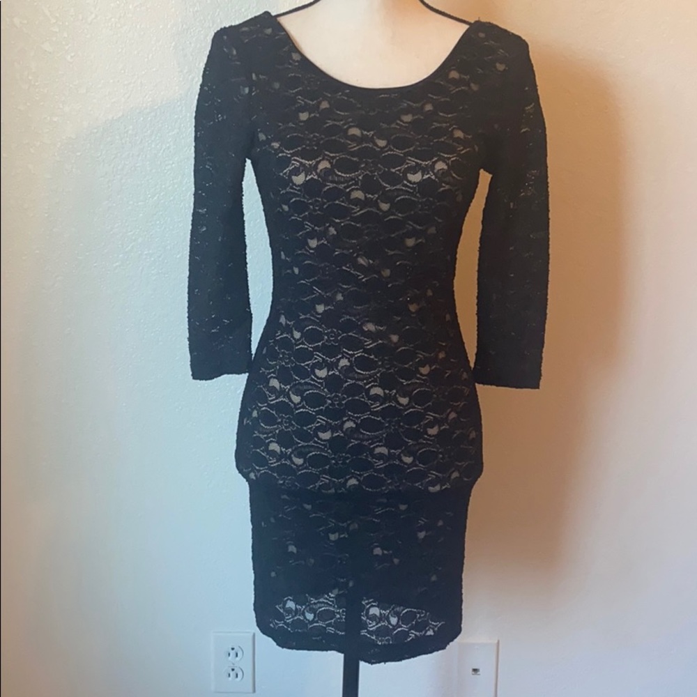 Fitted long sleeve dress with lace details